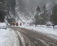 अरुणाचल के तवांग में बर्फबारी में फंसे बुजुर्ग पर्यटकों को बचाया गया