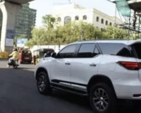 दिल्ली यातायात पुलिस ने कार पर काले शीशे लगाने पर एक हफ्ते में 2,200 से अधिक चालान काटे