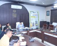 डीएम ने डीटीएफ, बेसिक शिक्षा विभिन्न योजनाएं के संबंध में ली बैठक 