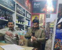 आबकारी विभाग का औचक निरीक्षण, अनुज्ञापियों को दिए निर्देश