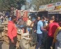 नवीपुर तिराहे पर बिना नम्बर का ओवरलोड ई-रिक्शा पलटा, बुजुर्ग घायल