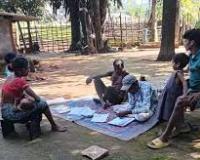 छत्तीसगढ़: एसआईआर के लिए नदी, जंगल और पर्वतों को पार कर मतदाताओं तक पहुंच रहे है कर्मचारी