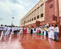 विपक्ष ने एसआईआर के खिलाफ संसद परिसर में प्रदर्शन किया