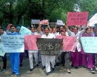 उन्नाव में छात्रा से अनुचित शारीरिक संपर्क के आरोप में चिकित्सा अधीक्षक के खिलाफ प्रदर्शन