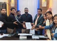 फिरोजाबाद में सचिवों ने किया ऑनलाइन हाजिरी के विरोध में प्रदर्शन