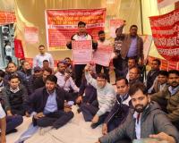 दूसरे दिन भी ग्राम पंचायत सचिवों ने काली पट्टी बांधकर किया प्रर्शन