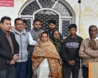 BLO सर्वेश सिंह के परिजनों के साथ डीएम से मिलने पहुंचे अखिल भारतीय अंबेडकर संघ के पदाधिकारी