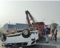 आगरा लखनऊ एक्सप्रेसवे पर अनियंत्रण होकर पलटी कार, चार घायल 