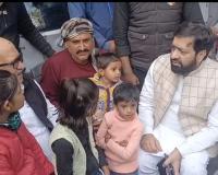  BLO सर्वेश के परिजनों से मिलने पहुंचे कांग्रेस अध्यक्ष, सरकार पर बोला हमला 