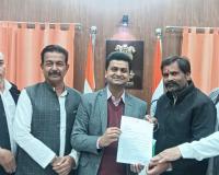 टूण्डला जंक्शन पर नॉर्थ-ईस्ट की ट्रेनों के ठहराव की मांग, विधायक ने सौंपा ज्ञापन