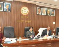 निर्माण परियोजनाओं की समीक्षा बैठक, कस्तूरबा गांधी छात्रावास के निर्माण कार्य में धीमी गति पर जिलाधिकारी ने जताई नाराज़गी 