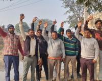 तालाब पर अवैध कब्ज़ा: शीतला सराय में बढ़ा ग्रामीणों का आक्रोश, सड़क–गली में भर रहा पानी