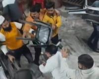 शादी हॉल में जमकर चली कुर्सियां, मारपीट का वीडियो सोशल साइट्स पर वायरल