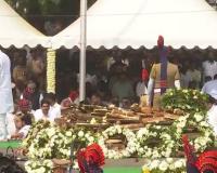 पूरे राजकीय सम्मान के साथ अजित पवार का अंतिम संस्कार किया गया; अमित शाह और नवीन हुए शामिल