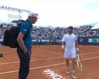 माउटेट ने अंडर आर्म सर्विस करके लोगों का ध्यान खींचा