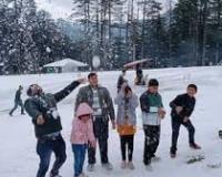 जम्मू-कश्मीर के भद्रवाह के ऊंचे इलाकों में ताजा हिमपात, पर्यटकों में खुशी