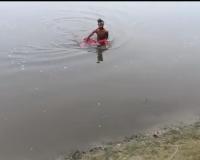 पारिवारिक विवाद के चलते महिला ने यमुना में लगाई छलांग, युवक ने बचाई जान