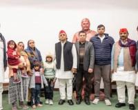 अखिलेश यादव ने मृतक बीएलओ सर्वेश सिंह जाटव के परिजनों को सौंपा दो लाख रुपये का चेक, बेटियों को भी दी आर्थिक सहायता