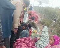 श्रद्धालुओं को ले जा रही मिनी बस का फटा टायर, अनियंत्रण होकर पलटी 