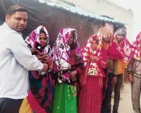 कड़ाके की ठंड में अभिषेक कठेरिया ने जरूरतमंदों को बांटे कंबल