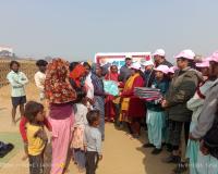 नर सेवा नारायण सेवा के तहत गरीब मजदूरों को बाँटे कपडे