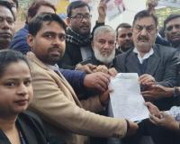 मुरादाबाद : कांग्रेस का विरोध प्रदर्शन, एतिहासिक मणिकर्णिका घाट तोड़ने पर सौंपा ज्ञापन 