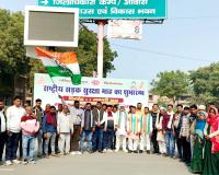 किसानों की जमीन के मुआवजा को लेकर कांग्रेस जिलाध्यक्ष ने डीएम को सौंपा ज्ञापन