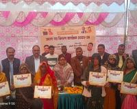 एका में आवास लाभार्थियों को बांटे गए प्रमाण पत्र