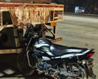 हाईवे किनारे खड़े ट्रक से टकराई बाइक, युवक गंभीर