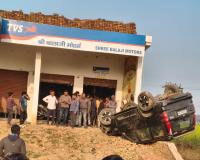 अनियंत्रण होकर पलटी स्कॉर्पियो , बाल बाल बचे कार सवार 