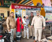 गुमशुदा तीन वर्षीय बच्ची सकुशल मिली, पुलिस ने परिजनों को सौंपा