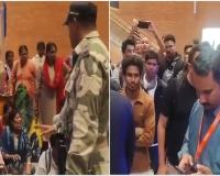 नेपाल में लगातार दूसरे दिन विमान न उतर पाने के विरुद्ध बेंगलुरु हवाईअड्डे पर यात्रियों का प्रदर्शन