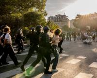 केवल भीड़ का हिस्सा होने के कारण पुलिस राहगीरों को नहीं उठा सकती: अदालत