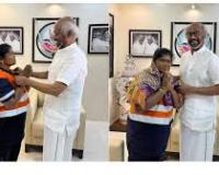 अभिनेता रजनीकांत ने ईमानदारी के लिए सफाईकर्मी को सम्मानित किया