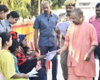 मुख्यमंत्री ने गोरखपुर में ‘जनता दर्शन’ में 100 से अधिक लोगों की समस्याएं सुनीं