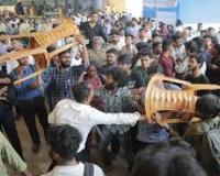 छात्रों के बीच झड़प में हस्तक्षेप करने की कोशिश में यादवपुर विश्वविद्यालय के दो प्रोफेसर घायल