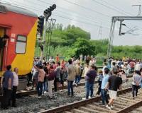 तकनीकी खराबी के कारण ट्रेन का आरक्षित डिब्बा नहीं जोड़ा जा सका, स्टेशन पर अफरा-तफरी मची