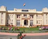 विधान परिषद में हंगामे के बाद विपक्षी सदस्य निलंबित, मार्शल ने बाहर निकाला