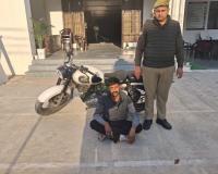 स्टंट कर रहे युवक की बाइक सीज, जुर्माना वसूला