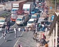 परीक्षा में लेट पहुंचे छात्र, बंद मिला गेट, छूटी परीक्षा तो गुस्से में सड़क में दिया धरना, काटा बबाल 