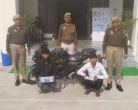 लूट के दो आरोपी मोबाइल, बाइक और तमंचे सहित गिरफ्तार