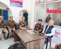 जसराना सीओ बोले यदि रंग अच्छा नहीं लगता तो घर से बाहर नहीं निकले 