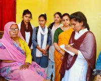 महादेवी कॉलेज के एनएसएस शिविर में चलाया अभियान, किया सर्वे  