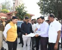 करहरा के सामौर बाबा धाम महोत्सव की तैयारियों का जिलाधिकारी ने लिया जायजा 