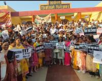 टीईटी अनिवार्यता के विरोध में शिक्षकों ने प्रदर्शन कर सौंपा ज्ञापन 