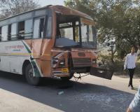 ट्रक में घुसी सैफई डिपो की बस; चालक समेत तीन घायल