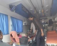 फिरोजाबाद हाईवे पर बाइक फिसली, युवक गंभीर घायल