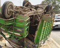 आगरा हाईवे पर लोडर टेंपो पलटा, चालक-हेल्पर घायल