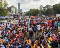 बंगाल के पारा शिक्षकों ने वेतन बढ़ाने की मांग को लेकर कोलकाता में विरोध मार्च निकाला