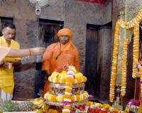 बलरामपुर दौरे के दौरान योगी आदित्यनाथ ने की जनप्रतिनिधियों से मुलाकात, ली विकास कार्यों की जानकारी